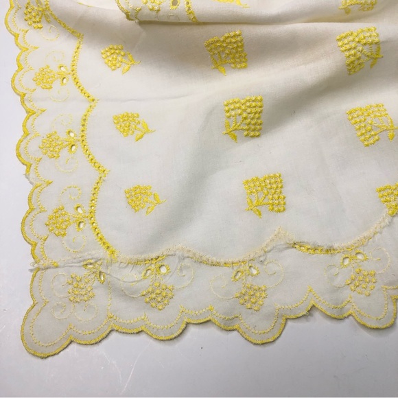 Vintage 1960s White Table Runner Yellow Embroidered Grapes Fruits Scalloped Edge - Picture 4 of 7